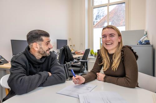 Man en vrouw in gesprek