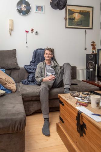 Bewoner in huiskamer beschermende woonvorm