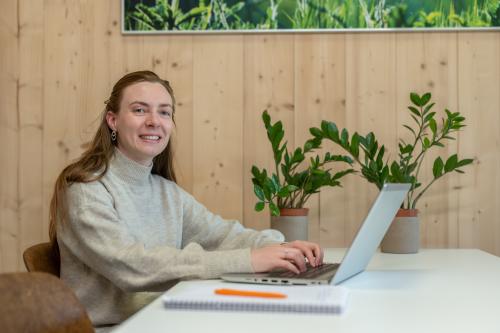 Psycholoog achter een laptop