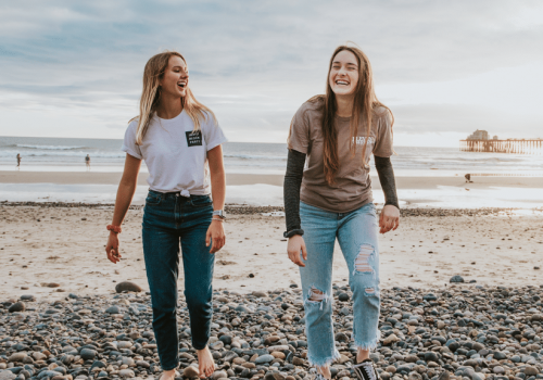 Twee meiden op het strand
