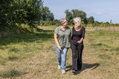 Els van Diemen en Ellen Westdorp wandelen buiten