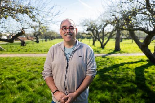 Mitchell Tiber in de boomgaard